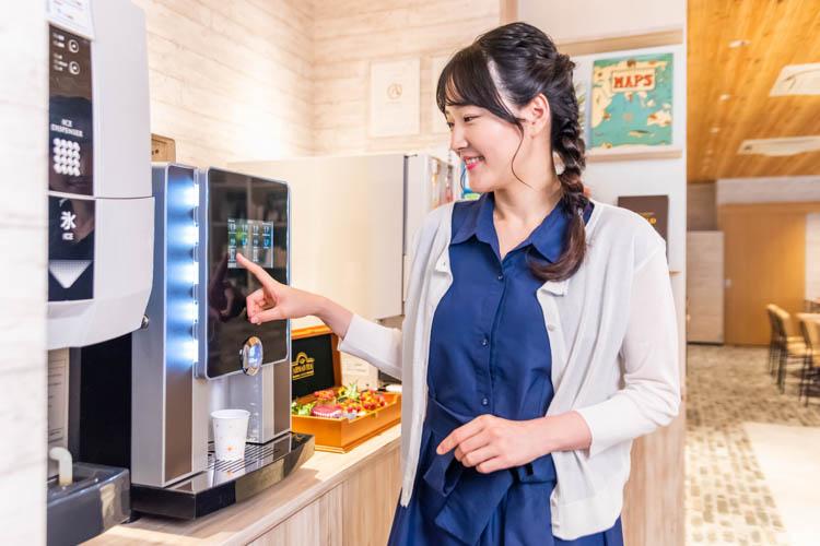 【ライブラリーカフェ】コーヒーやフレーバーが選べる紅茶など、ドリンクを飲み放題でご用意しています。