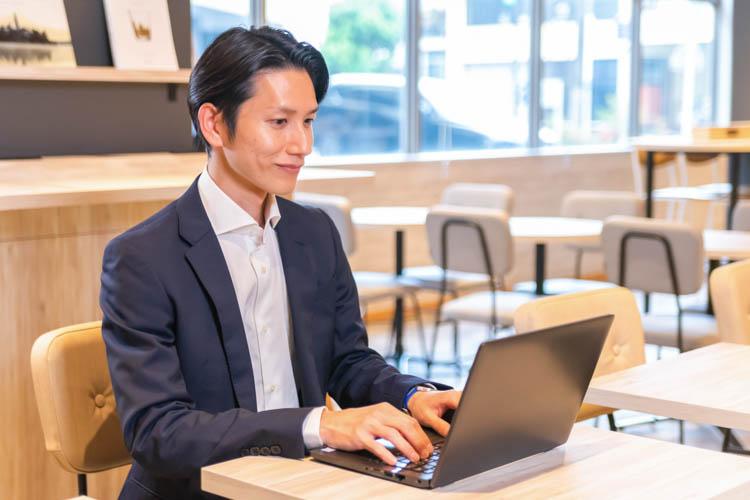 【ライブラリーカフェ】テレワークやデスクワークにも快適にご利用いただけます。