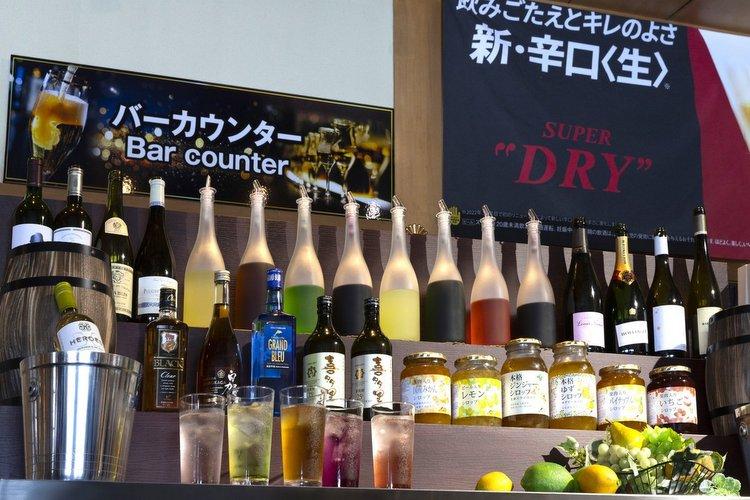 バーカウンターでは日本酒、ウイスキー、ワインなど多種類のアルコールをご用意しております。