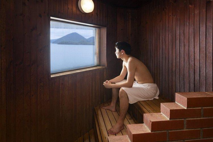 空中大浴場内のサウナからは、洞爺湖を望めます！.