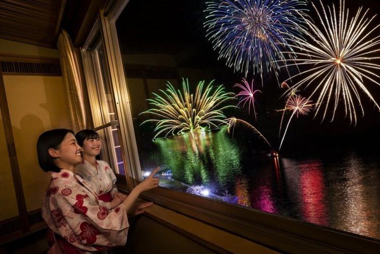 湖側客室からはロングラン花火大会をお楽しみいただけます！