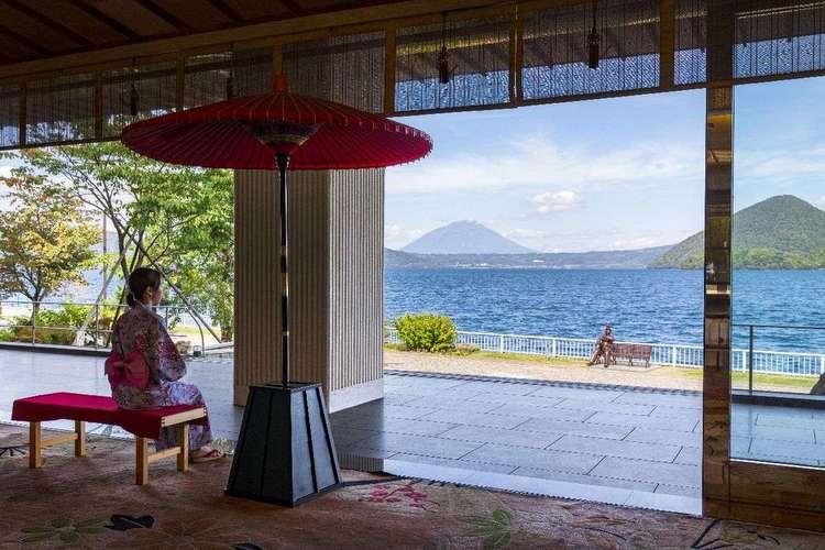 自然豊かな洞爺湖の絶景とあたたかな日差しが当たる湖畔亭ロビー