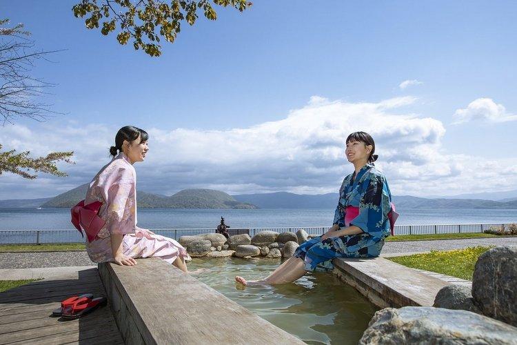 宿泊者専用の足湯です。洞爺湖や花火を見ながら、ごゆっくりとお寛ぎください