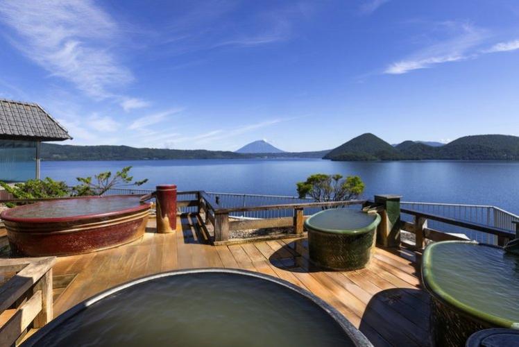 小さな陶器の浴槽に浸かり、「熱の湯」と洞爺湖の絶景を独り占め
