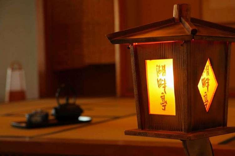 風情ある湖畔亭の一場面。日常の忙しさを忘れ、優雅なひとときをお過ごしください。