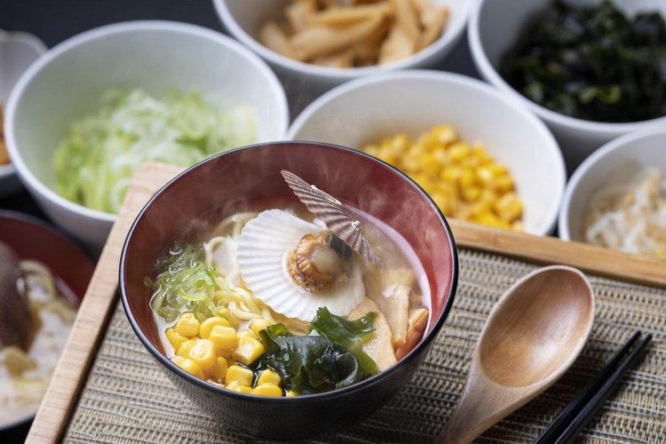 噴火湾産ホタテの稚貝(殻付き)入り塩ラーメン