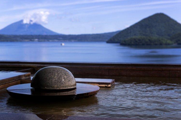 豊富な湯量を誇る洞爺湖温泉。大浴場からも洞爺湖を眺めることができます。