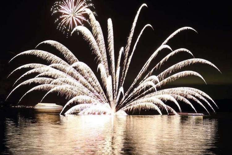 洞爺湖ロングラン花火大会。洞爺湖の夏〜秋の代表的なイベントです。