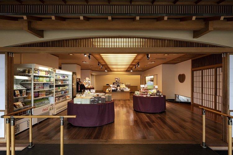 売店【蔵屋敷】洞爺湖町で作られているお菓子の他にも、様々な商品を扱っております！