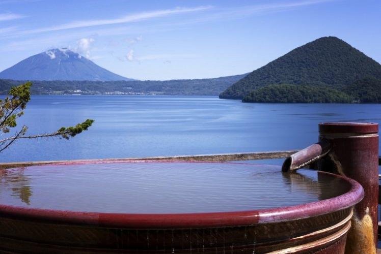 晴れた日には山間に羊蹄山も望める絶景露天風呂。陶器の浴槽で「熱の湯」をお楽しみ下さい。