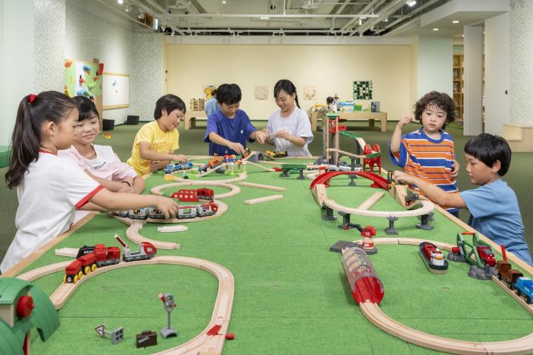 【ア・ソ・ボーヤ】木製レールを自由につなげて電車遊び！