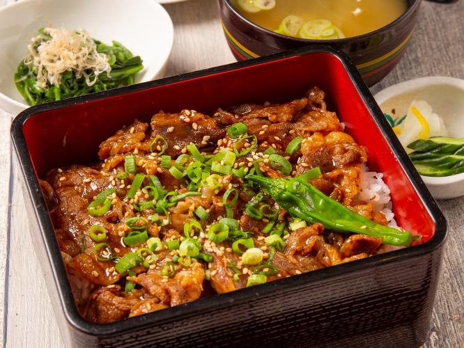 スパラウンジメニュー例「網焼き牛カルビ丼」