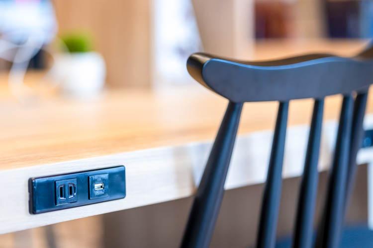 【ライブラリーカフェ】Wi-Fi接続無料◆カフェ内にはコンセントも充実。ワークスペースとしても快適。