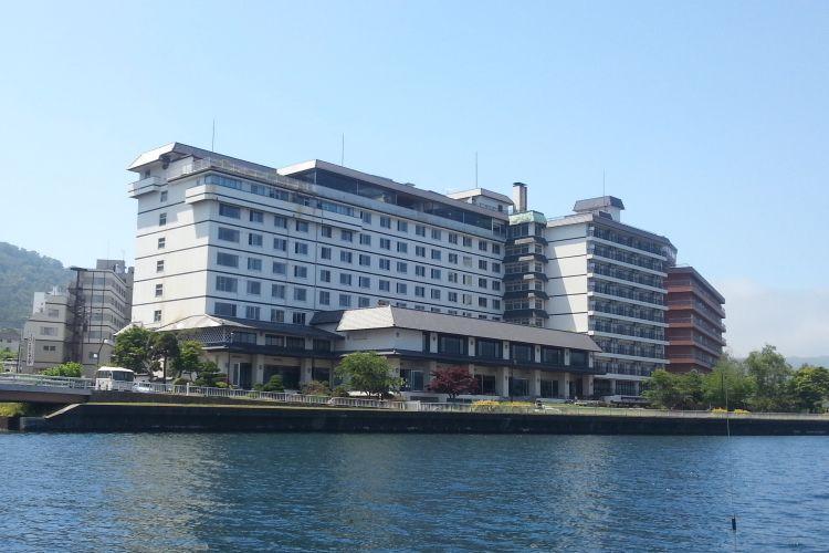 洞爺湖から見た湖畔亭外観。風の無い日には湖面に映る像も美しく楽しめます。