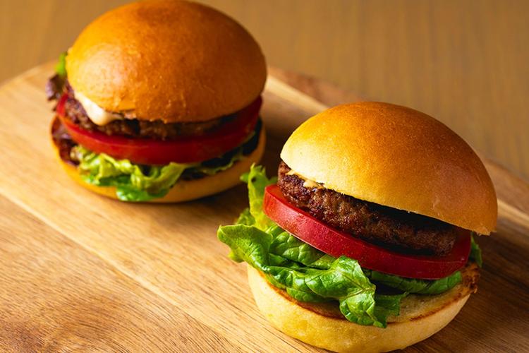 【ALL DAY DINING セリーナ ご朝食】ジューシーな黒毛和牛のパテを香ばしく焼き上げ、サウザン風味のソースで仕上げました。 ライブキッチンの一番人気メニューです！