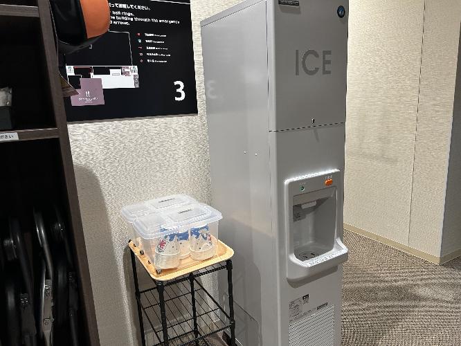 ロビーに製氷機とウォーターサーバーがあります