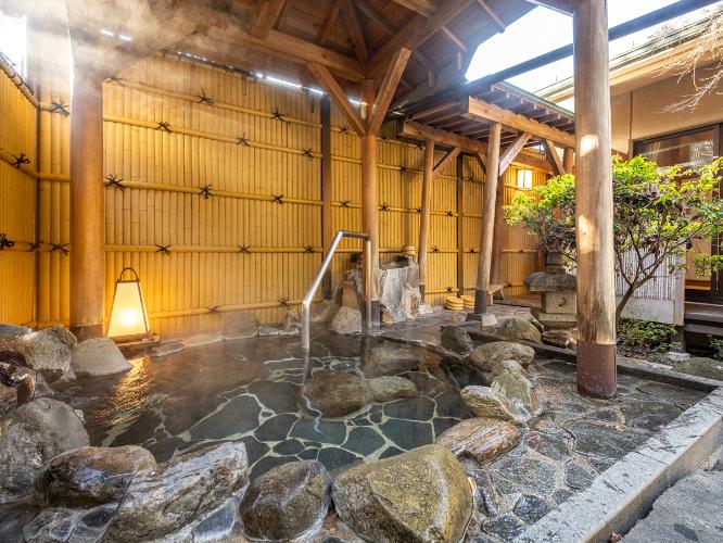 【離れ西京亭】又は【貴賓室】にご宿泊のお客様は貸切露天風呂を1回（45分）無料でご利用いただけます。