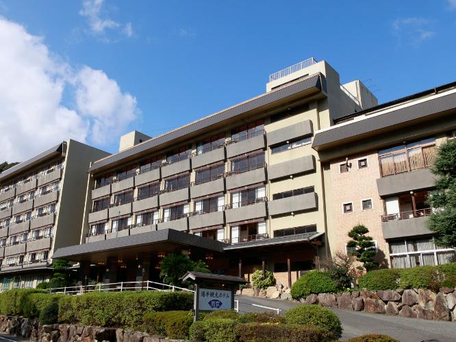 ホテル前景。道路からスロープを上がるとフロントがございます。