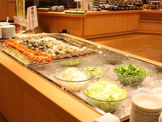 ◆夕食ビュッフェ　焼物と新鮮サラダ