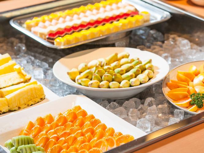 夕食ビュッフェ　果物とカットケーキ
