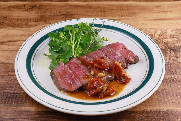 特選牛ヒレ肉のタリアータ ドライトマトと松の実のソース/1階