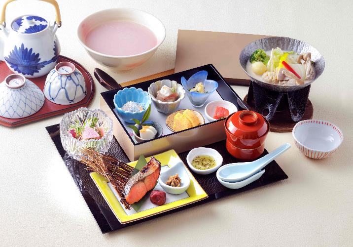 【朝食? 和朝食】 一日のはじまりに、海の幸、野菜、和歌山県産の食材を採り入れた和のお食事をご用意いたします。※画像はイメージです。