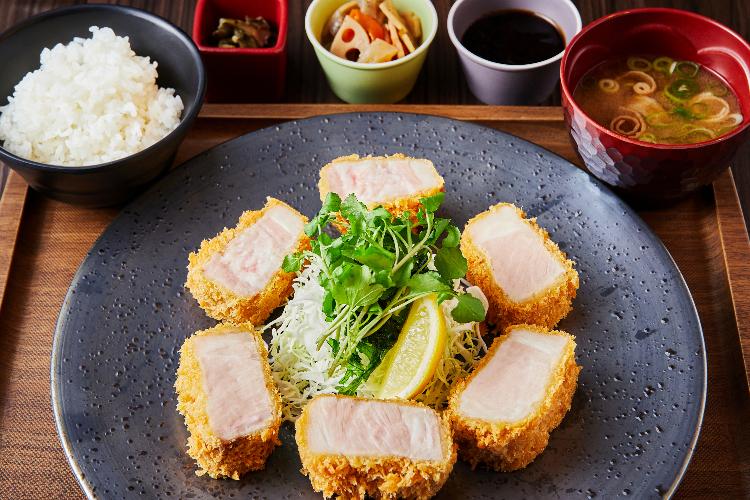 銘柄豚の低温調理やわらかとんかつ定食 / 2階