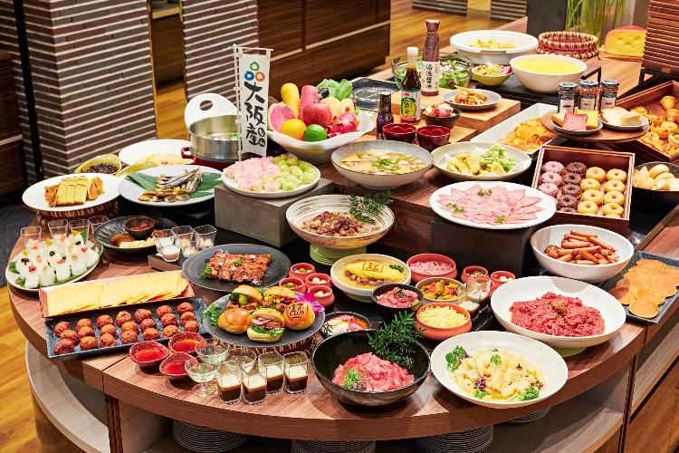 料理テーマ毎に区切られた7つのエリアを巡るビュッフェは常時80種類以上をご提供 / 2階