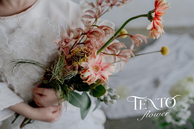1階　フラワーショップ「TENTO flower」完全予約制です。