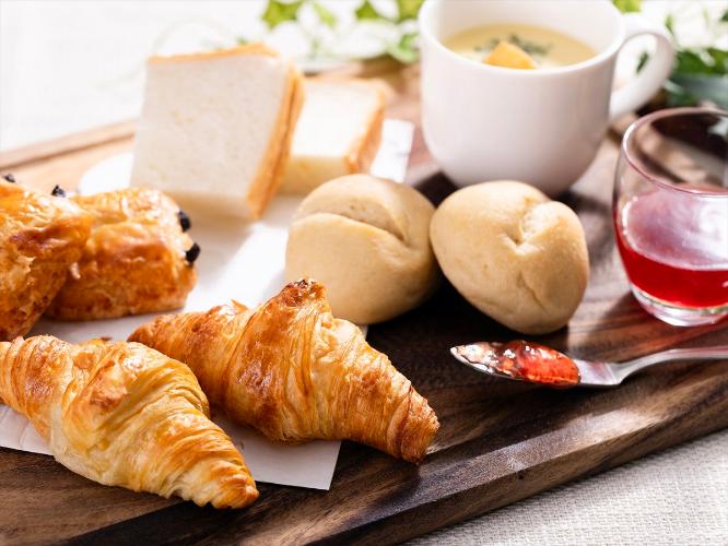 【ご朝食】  地元人気ベーカリーより取り寄せた種類豊富なパン達。