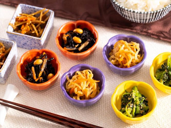 【ご朝食】  一品一品丁寧に作られた小鉢たち。思わずご飯が進みます♪