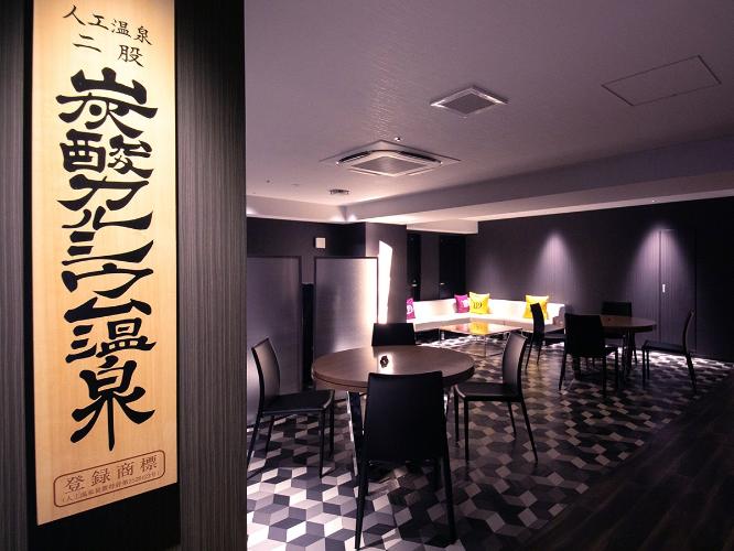 (大浴場前ロビー)  ソファでも、テーブルでも、お好みのお寛ぎ方ができます