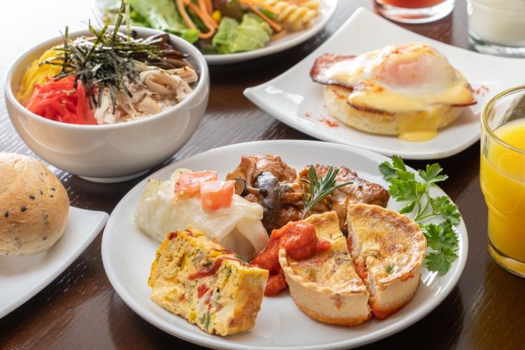 朝食は、九州・福岡の、地域の素材を活かした和洋食ブッフェをご用意しております！