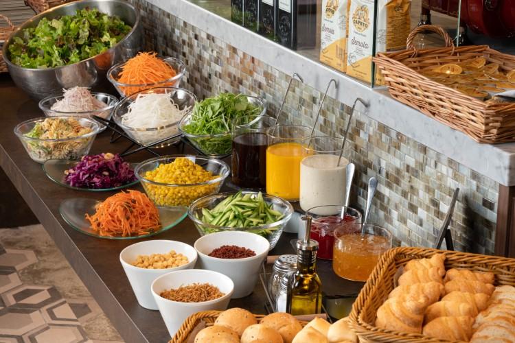 朝食は、九州・福岡の、地域の素材を活かした和洋食ブッフェをご用意しております！