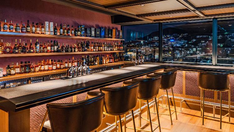 【THE BAR】ホテル最上階にある、厳選されたお酒と長崎の景色を堪能できるルーフトップバー。