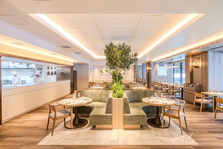 【CAFES ＆ DINERS VERDE】サッカースタジアムを見渡せる当店では、長崎の食材や旬の素材を活かしたカジュアルフレンチをお楽しみいただけます