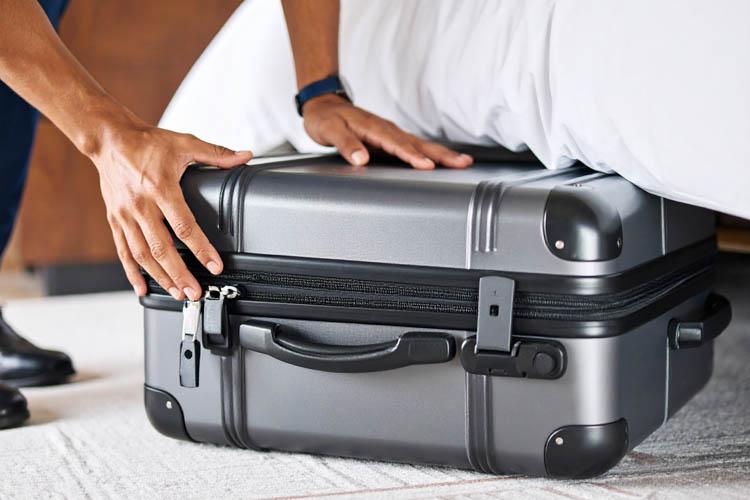 【ベッド下収納イメージ】荷物が多くても安心。高さ30cmでスーツケースがすっきり収まり、お部屋を広く使えます。