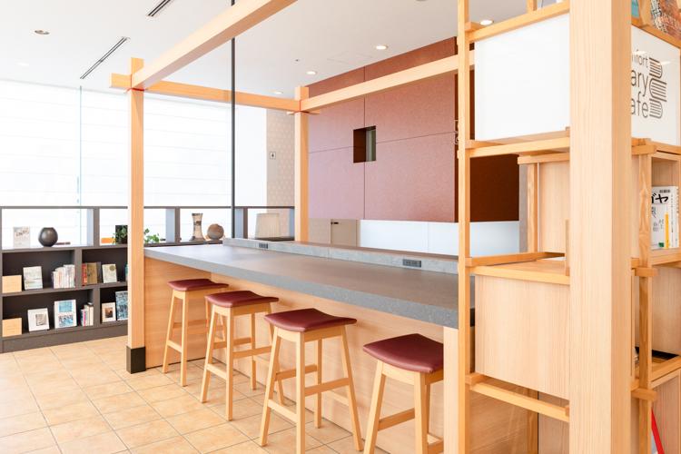 【ライブラリーカフェ】Wi-Fi接続無料◆カフェ内にはコンセントも充実。ワークスペースとしても最適。