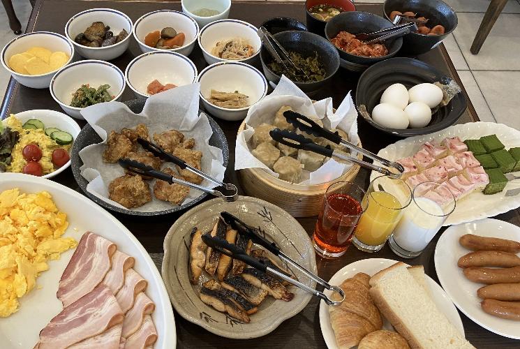 品数も50品に増え、サプリメントドリンク、黒酢のあまおうなどもあり、博多ならではのもつ鍋、筑前煮等ザ・博多のおばちゃんの手作り感満載の料理がいっぱいです。