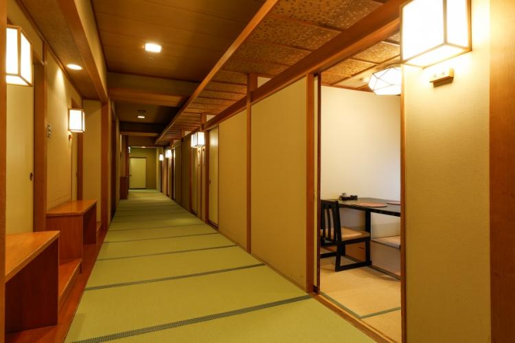 【茶寮花野(さりょうはなの)】畳敷きの廊下