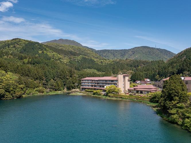 おしどりの池から望む東園