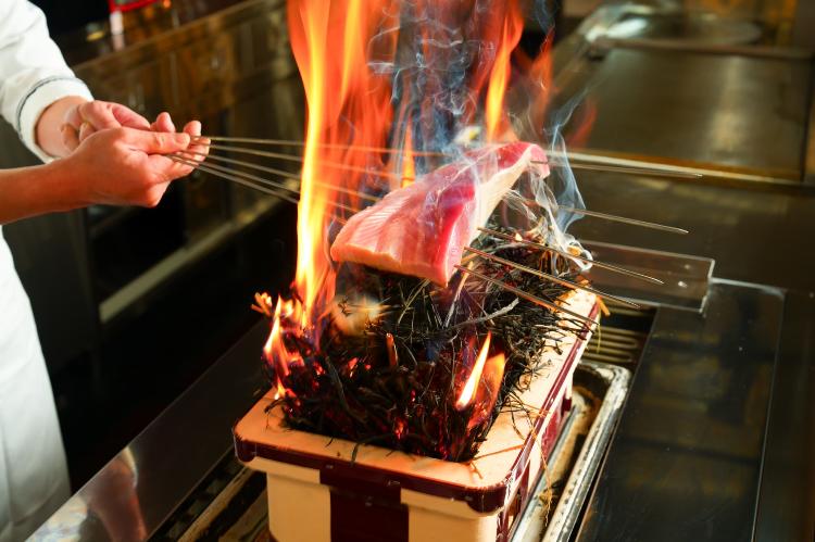 藁焼きもシェフ自ら丁寧に調理!焼き目の香ばしさが口いっぱいにひろがります
