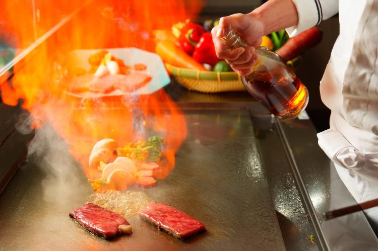 ライブキッチンで出来立てのお料理やおおいた和牛などの大分の幸もお楽しみいただけます