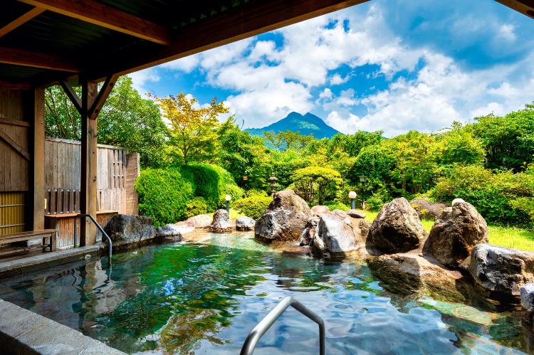 ■ゆふの湯■遠景に由布岳を眺めながら、開放感あふれる湯あみを愉しむ