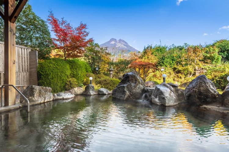 ■ゆふの湯■由布岳の頂きと色付く紅葉を眺めながら、青天井の下で温泉に浸かる至福のひととき
