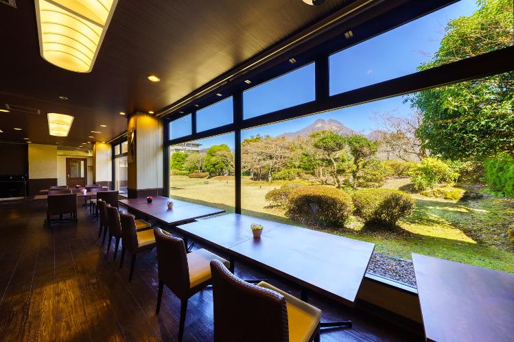 ■ラウンジ■由布岳や庭園を眺めながら非日常の景色を満喫