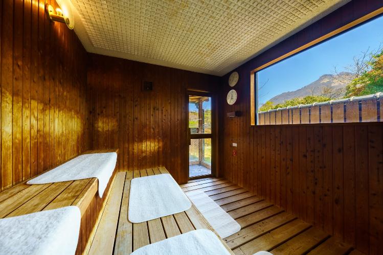 ■ゆふの湯■杜のサウナ。由布岳が目に飛び込む窓がこちらにも。景色を楽しみながらデトックス♪