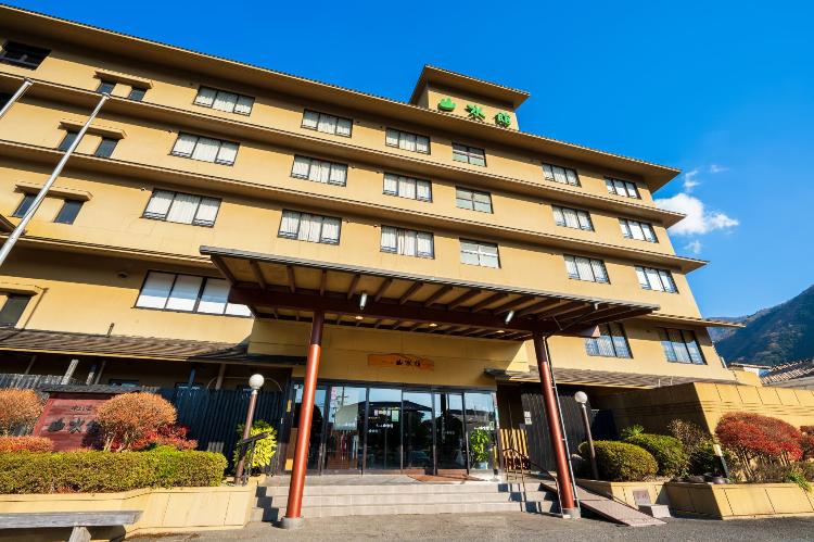 全ての客室に大きな窓。お部屋から、お風呂から、季節と時間と空模様で刻一刻と変化する景色を楽しむ