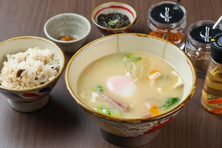 優しい味噌汁　沖縄の甘口白味噌（いなむどぅち味噌）と野菜を使った沖縄の味噌汁。素朴な味わい。