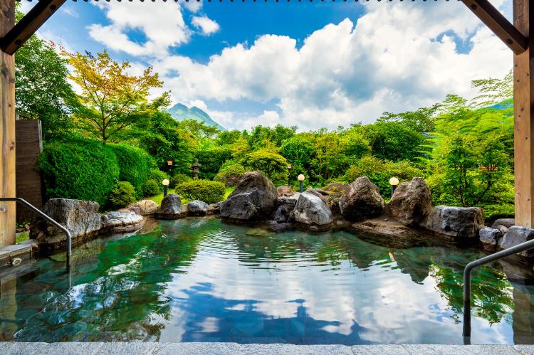 ■ゆふの湯■青空の下、新鮮な空気を肌で感じる。景色を愉しみながら露天風呂で疲れを癒すひととき